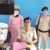 तबस्सुम हत्याकांड में शामिल इमाम अक्सर को मीडिया के सामने पेश करती पुलिस।