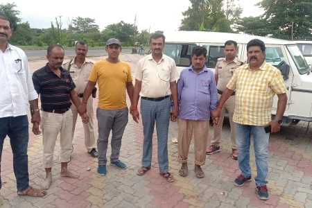 जमीन के म्यूटेशन के एवज में रिश्वत ले रहे थे राजस्व कर्मचारी व बिचौलिया, निगरानी विभाग की टीम ने दबोचा