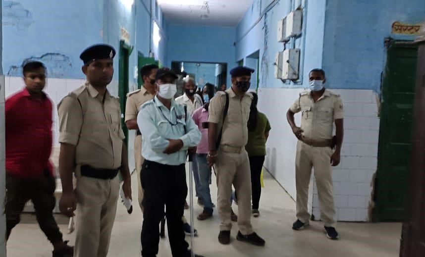 घायल व्यवासायी को लेकर अस्पताल पहुंचे पुलिस व प्रशासनिक अफसर।