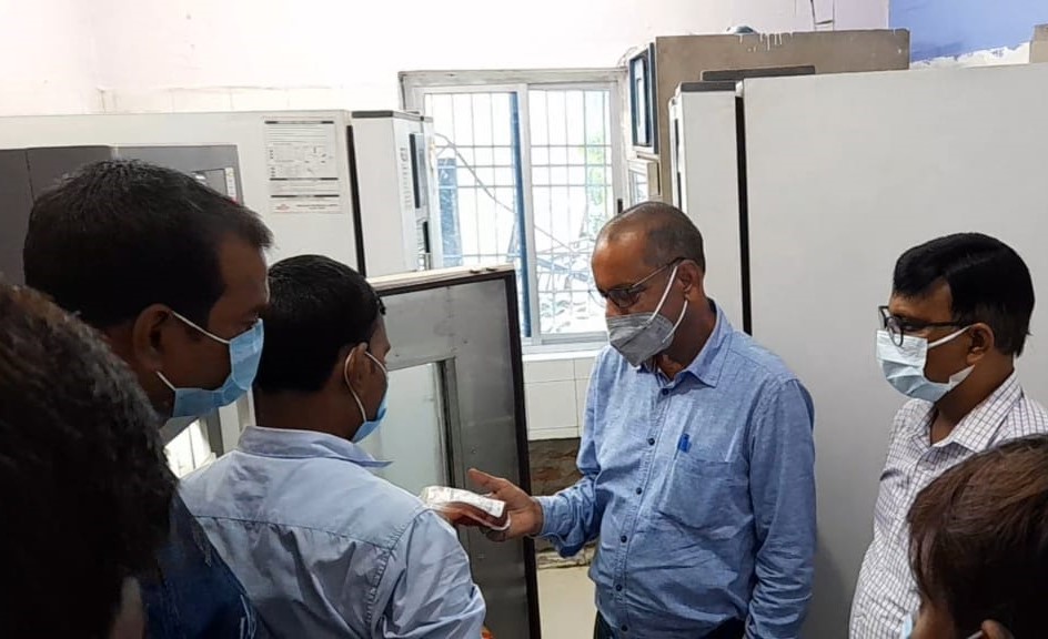 सासाराम में सदर अस्पताल कर्मियों को निर्देश देते बिहार राज्य एड्स कंट्रोल सोसाइटी के डिप्टी डायरेक्टर डॉ. नरेन्द्र कुमार गुप्ता।