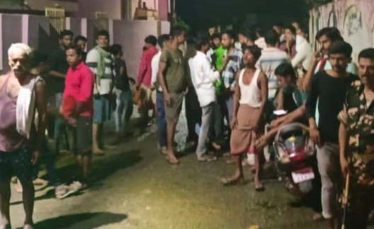 केमिकल में शराब माफिया की लाश गलाने की घटना के बाद बिल्डिंग के बाहर जुटे स्थानीय लोग।