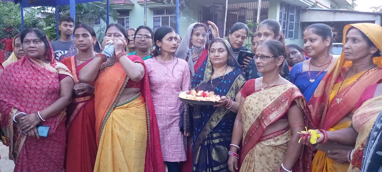 UPSC टॉपर शुभम कुमार के गांव कुम्हड़ी में आरती की थाल लिये इंतजार करतीं महिलाएं।
