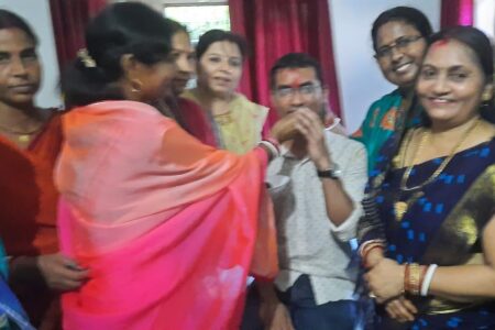 UPSC टॉपर शुभम कुमार के इंतजार में पलक-पावड़े बिछाये खड़ा था कुम्हड़ी गांव, पिता से मिलकर छलकीं आंखें