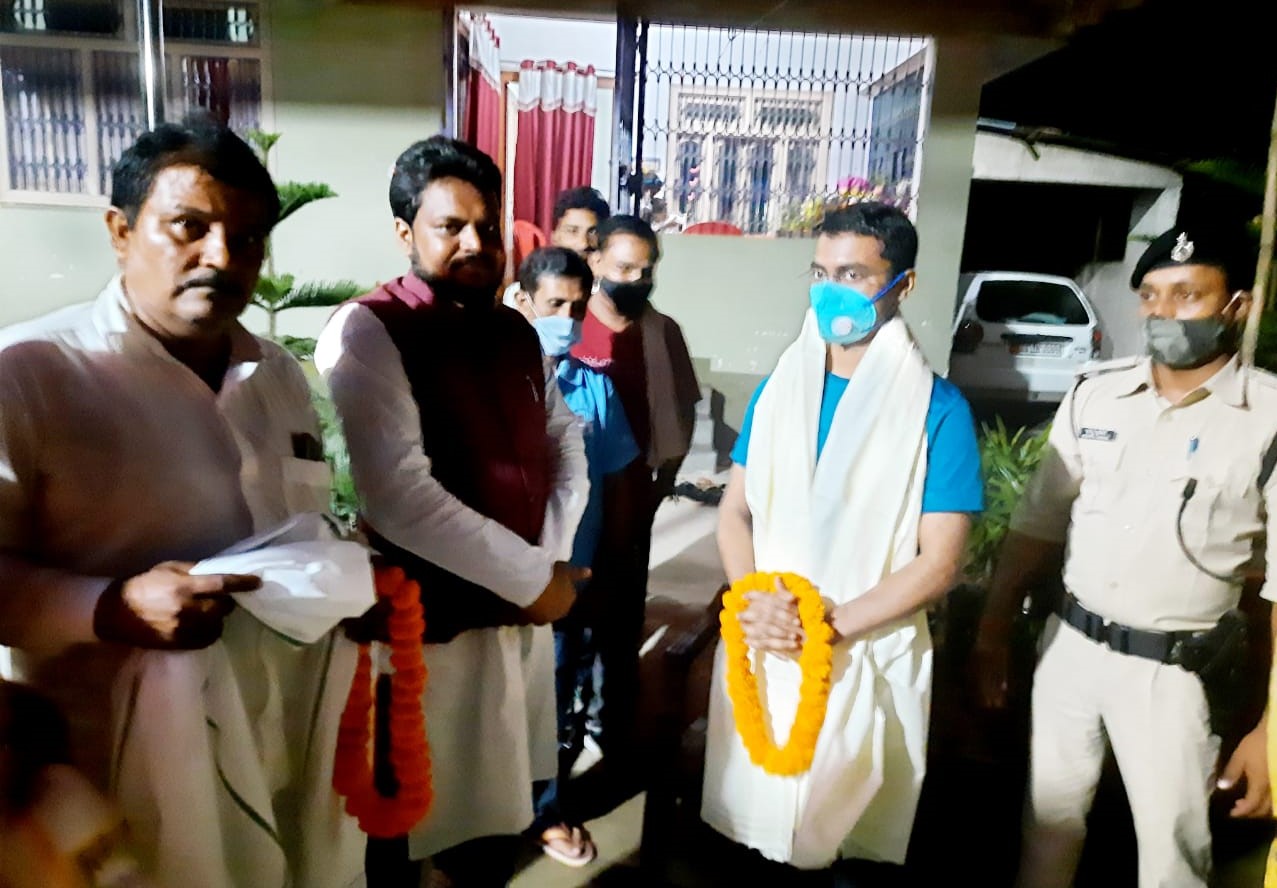 UPSC टॉपर शुभम के साथ खड़े मौर्य शक्ति के राष्ट्रीय अध्यक्ष रवि मौर्य।