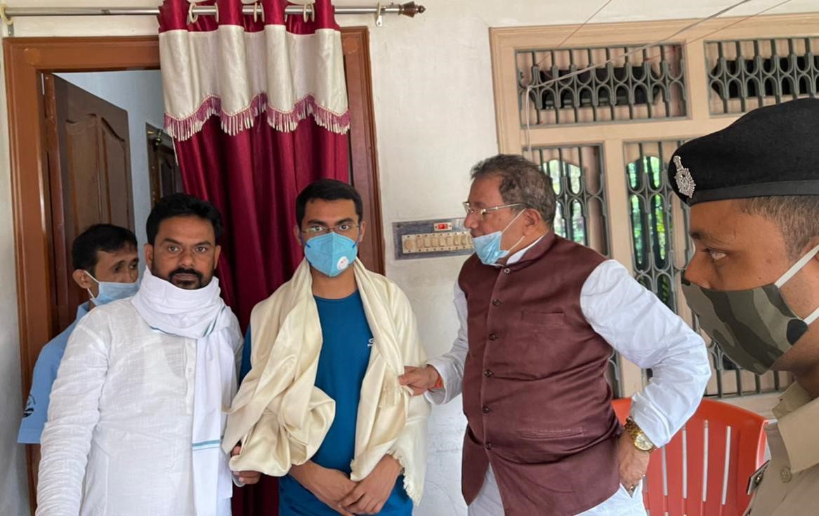 यूपीएससी टॉपर के साथ अखिल भारतीय कुशवाहा महासभा के राष्ट्रीय अध्यक्ष जेपी वर्मा।
