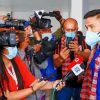 नेपाल पहुंचे भारतीय सीनियर फुटबॉल टीम के कैप्टन सुनील क्षेत्री से बात करते मीडियाकर्मी।