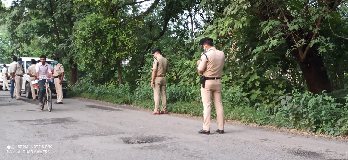 40 लाख की लूट के बाद घटनास्थल पर पहुंची पुलिस।