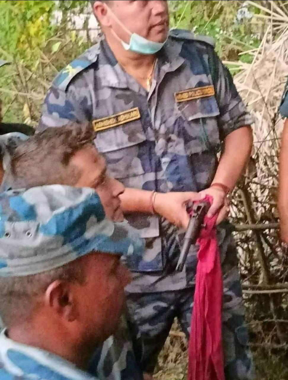 बैंक लूट में प्रयुक्त पिस्टल जब्त करती नेपाल पुलिस।