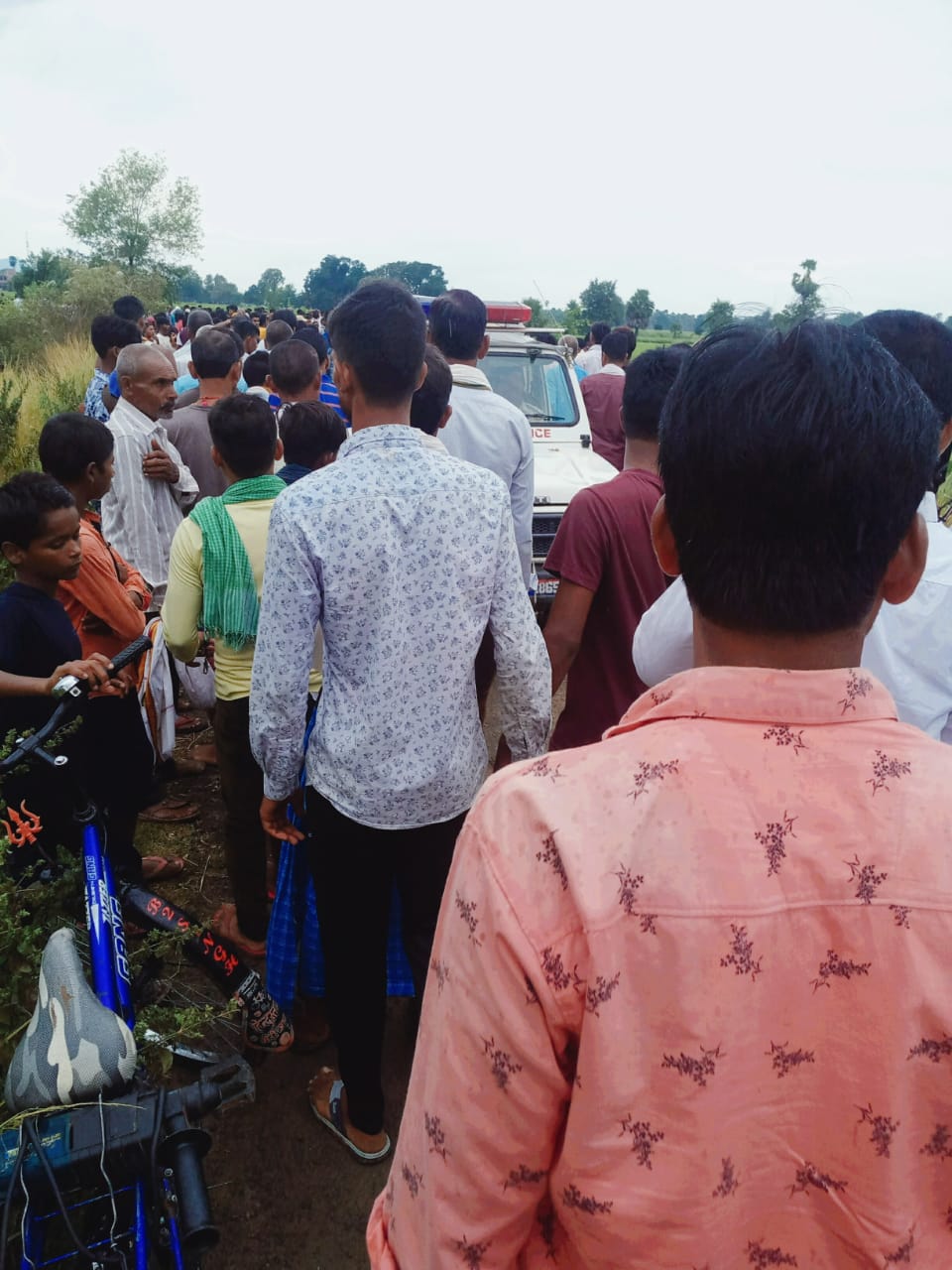 घटनास्थल पर जुटे पंचायत के लोग