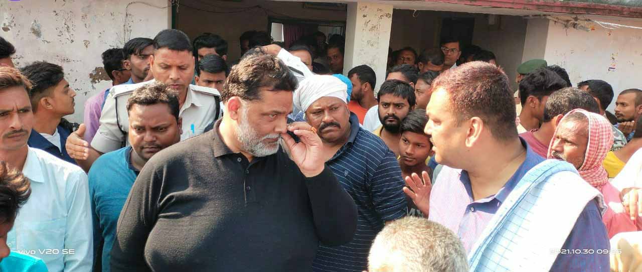 जहरीली शराब कांड में मारे गए लोगों के प्रति संवेदना व्यक्त करने पहुंचे जाप सुप्रीमो पप्पू यादव।