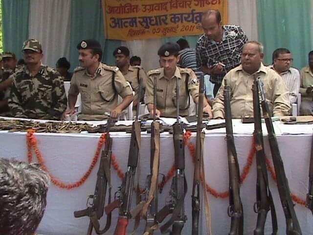 रोहतास जिले में नक्सलियों के पुनर्वास के लिए चलाए गए अभियान के दौरान नक्सलियों का आत्मसमर्पण कराते तत्कालीन एसपी मनु महाराज।