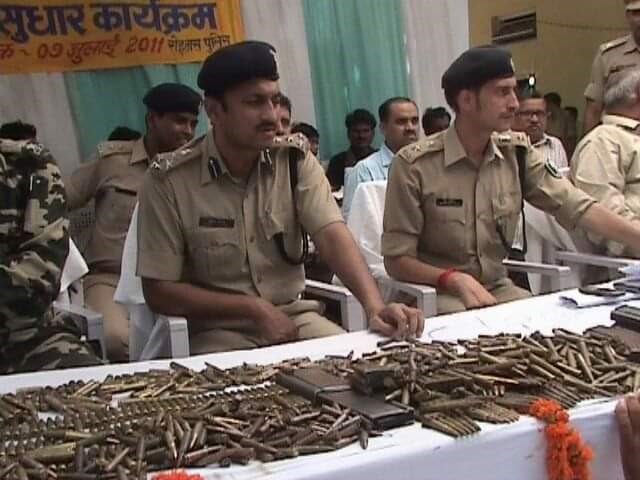 रोहतास के पूर्व पुलिस अधीक्षक मनु महाराज के समक्ष सरेंडर करने वाले नक्सलियों से प्राप्त असलहे।