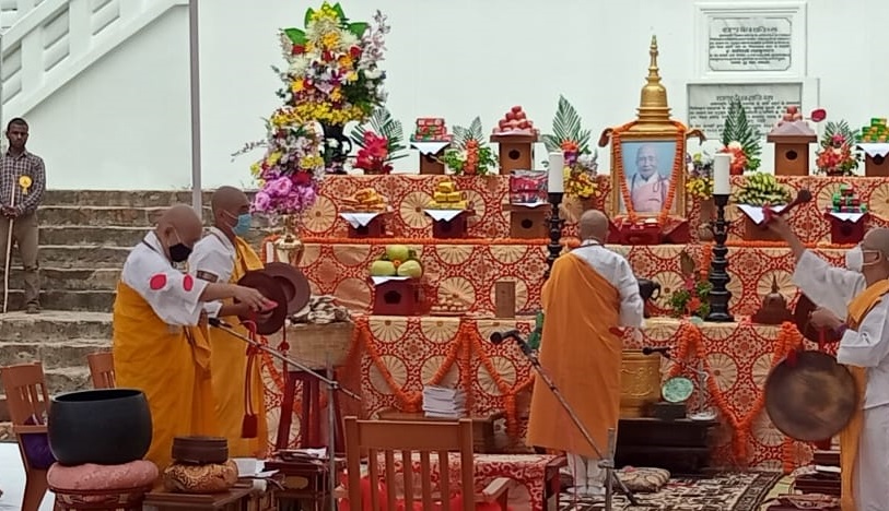 विश्व शांति स्तूप में धार्मिक संस्कार में भाग लेते राज्यपाल।