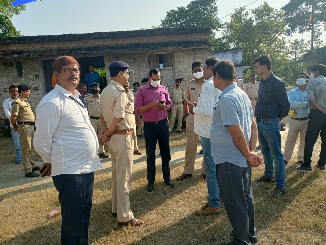 शराब पीने से हुई मौत मामले को लेकर रेपुरा रुपौली गांव पहुंचकर घटना की जानकारी लेते डीएम व एसएसपी।