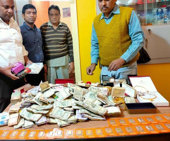 ओएसडी के करीबियों के यहां छापेमारी के दौरान कटिहार में बरामद रुपये व सोने की ईंट।