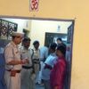 बिजली विभाग के कर्मी को गोली लगने के बाद घटनास्थल की जांच करते एसडीपीओ, थानाध्यक्ष व अन्य।