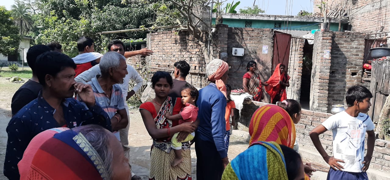 कांटी थाना क्षेत्र में संदिग्ध स्थिति में 5 लोगों की मौत के बाद गांव में चिंतातुर लोग।