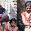 कथित जहरीली शराब से मौत के बाद शोकाकुल परिजन।