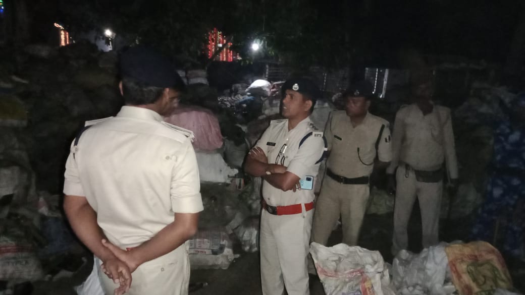 कांटी थाना क्षेत्र में संदिग्ध स्थिति में 5 लोगों की मौत के बाद गांव में पहुंचे पुलिस अधिकारी।