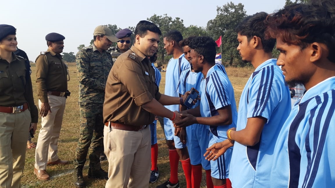 पुस्तकालय के उद्घाटन के माैके पर आयोजित फुटबॉल प्रतियोगिता में खिलाड़ियों से परिचय प्राप्त करते एसपी।