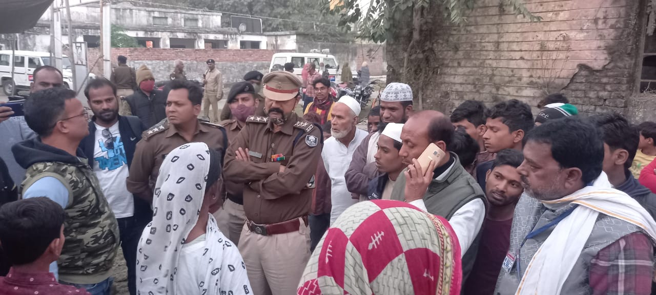 अररिया में युवक की हत्या की जांच करने के लिए पहुंचे पुलिस पदाधिकारी।