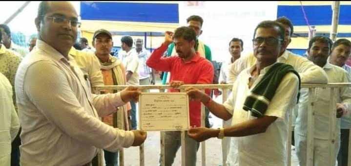 मुखिया का चुनाव जीतने के बाद प्रमाण पत्र लेते प्रकाश महतो। (फाइल फोटो)