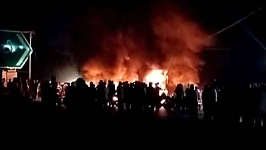 नवनिर्वाचित मुखिया की हत्या के बाद सड़क जाम कर प्रदर्शन करते ग्रामीण।