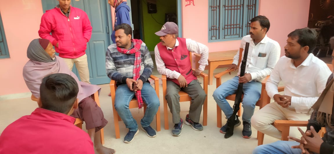 नौबतपुर फरीदपुर के दिवंगत मुखिया नीरज वर्मा के परिजनों के साथ मौर्य शक्ति का शिष्टमंडल।