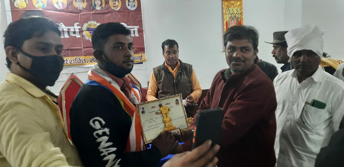खिलाड़ी को सम्मानित करते पत्रकार राजेश कुमार सिंह।