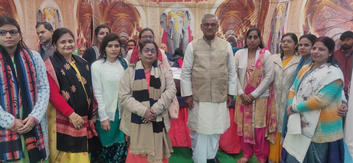विदाई समारोह में सेवानिवृत्त प्रधानाध्यापक सुरेंद्र प्रसाद सिंह के साथ विद्यालय परिवार।