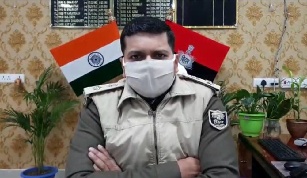 आपराधिक गिरोह के बारे में जानकारी देते एसपी आशीष भारती