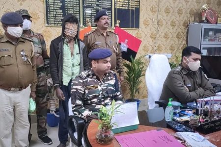 लुटेरों की तलाश में ताबड़तोड़ छापे, एक नक्सली समेत कई अपराधी चढ़े पुलिस के हत्थे