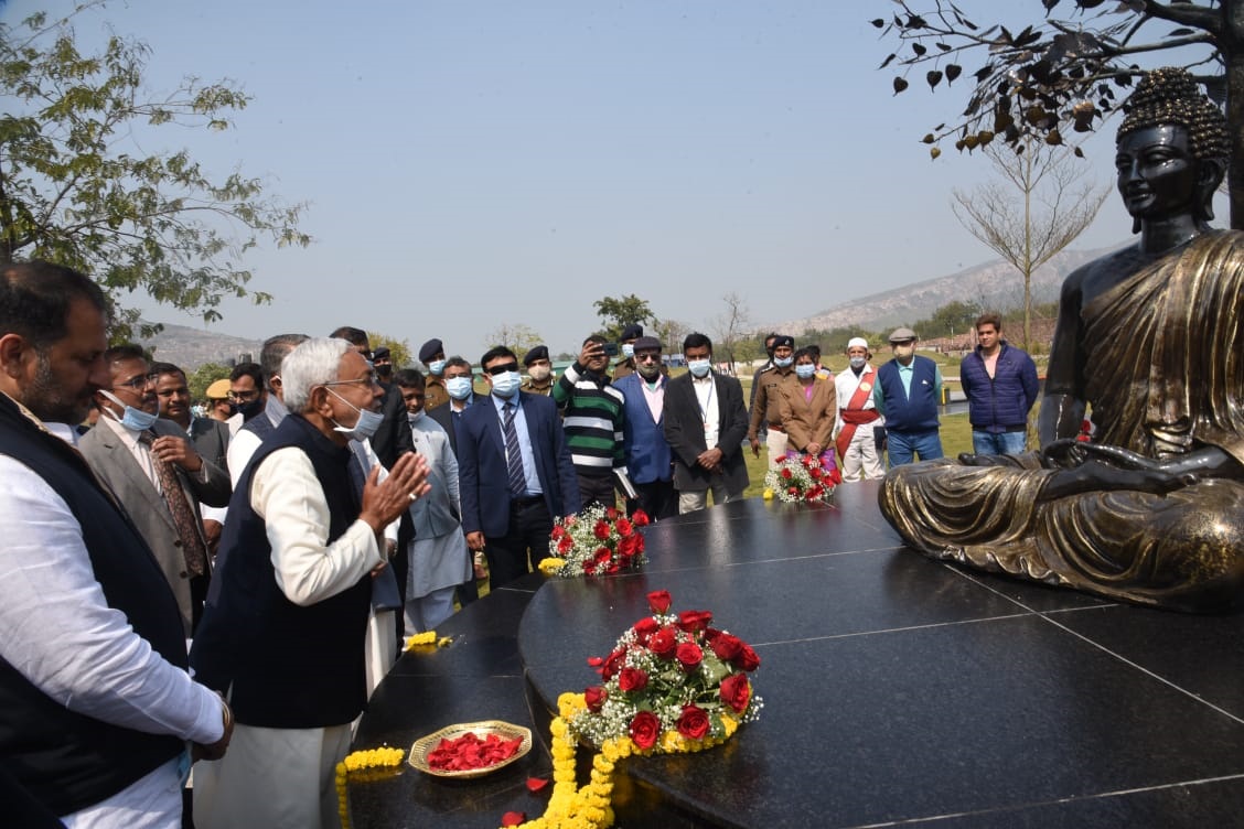 राजगीर के घोड़ा कटोरा जलाशय में भगवान बुद्ध की प्रतिमा को नमन करते नीतीश कुमार।