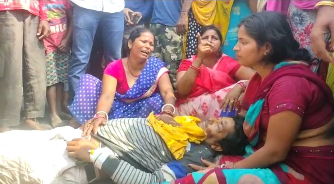 युवक की मौत पर विलाप करतीं महिलाएं।