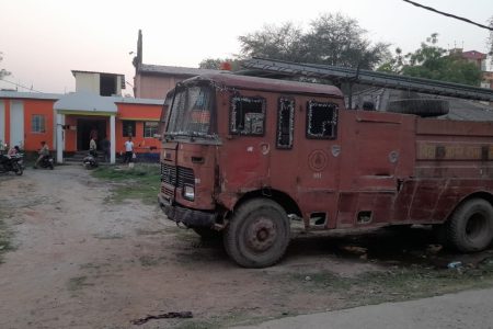 जिलाधिकारी का आदेश ठेंगे पर, मनरेगा भवन पर अग्निशमन विभाग का कब्जा