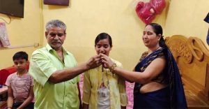 बिहार में 10वीं बोर्ड परीक्षा की सेकेंड टॉपर सानिया कुमारी अपने परिवार के साथ।