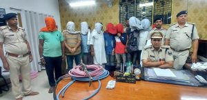 लोहा पुल चोरी कांड में पकड़े गए चोर तथा वारदात की जानकारी देते एसपी आशीष भारती।