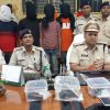 रोहतास जिले के नोखा में पकड़े गए कुख्यात अपराधी और पूरे मामले की जानकारी देते रोहतास एसपी आशीष भारती।
