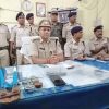 सासाराम के तकिया में पकड़े गए चोर के बारे में जानकारी देते रोहतास एसपी आशीष भारती व अन्य।