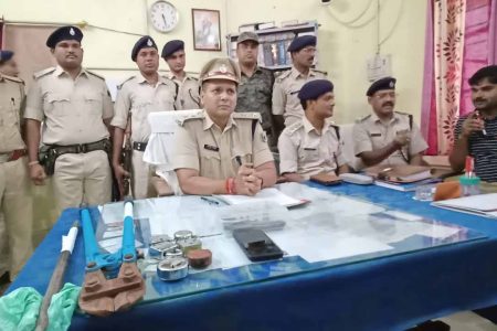 घर का ताला काटकर घुसे चोर को मुहल्लेवासियों ने धर दबोचा